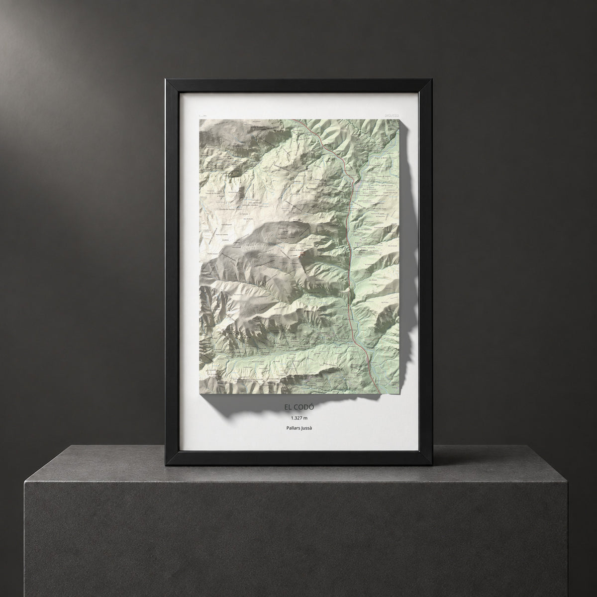 Mapa de relieve del Codó, 1327 m, Pallars Jussà, lámina 100 Cims de Trobart. Presentación enmarcada. 61 × 91 cm.