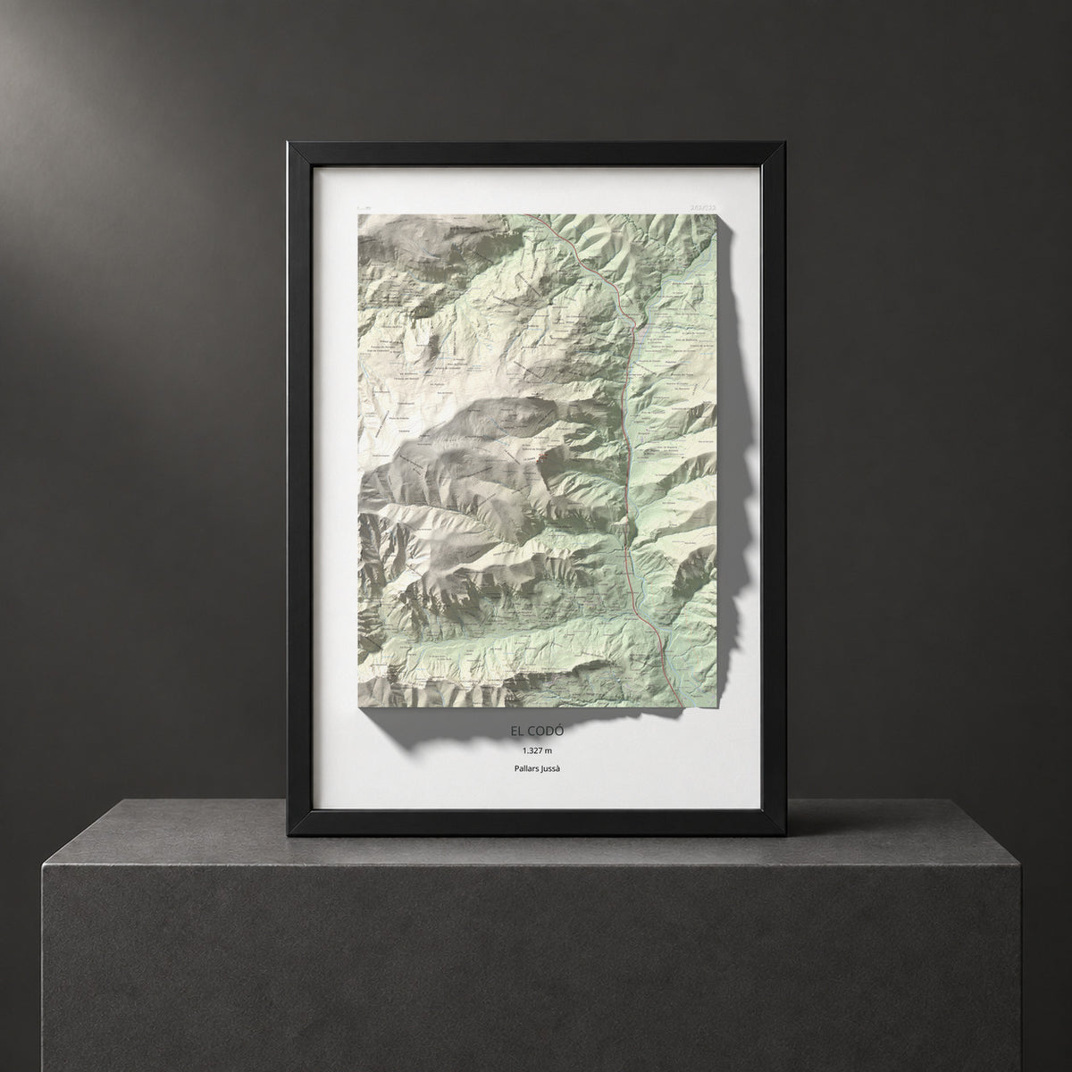 Mapa de relieve del Codó, 1327 m, Pallars Jussà, lámina 100 Cims de Trobart. Presentación enmarcada. 70 × 100 cm.