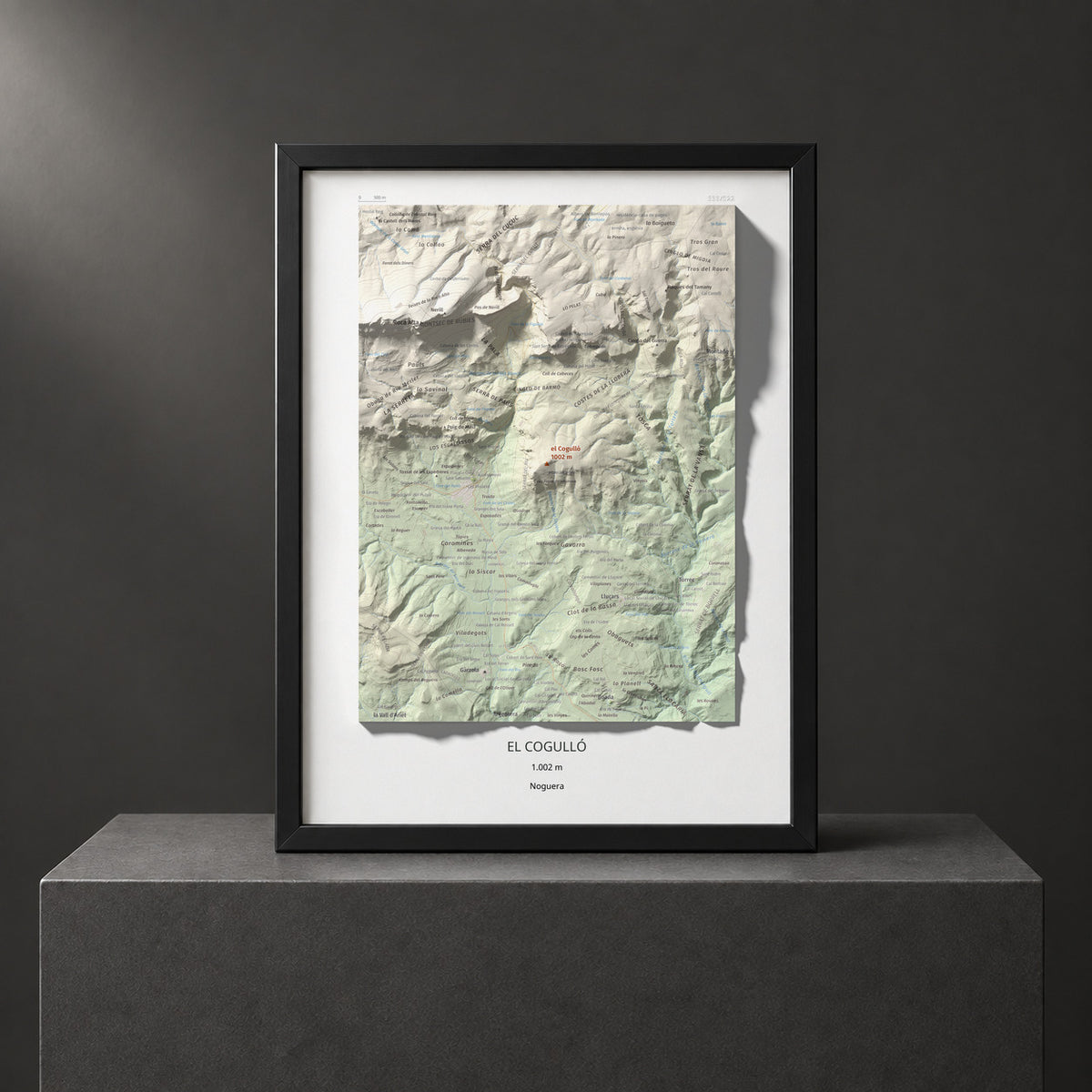 Mapa de relieve del Cogulló, 1002 m, Noguera, lámina 100 Cims de Trobart. Presentación enmarcada. 30 × 40 cm.