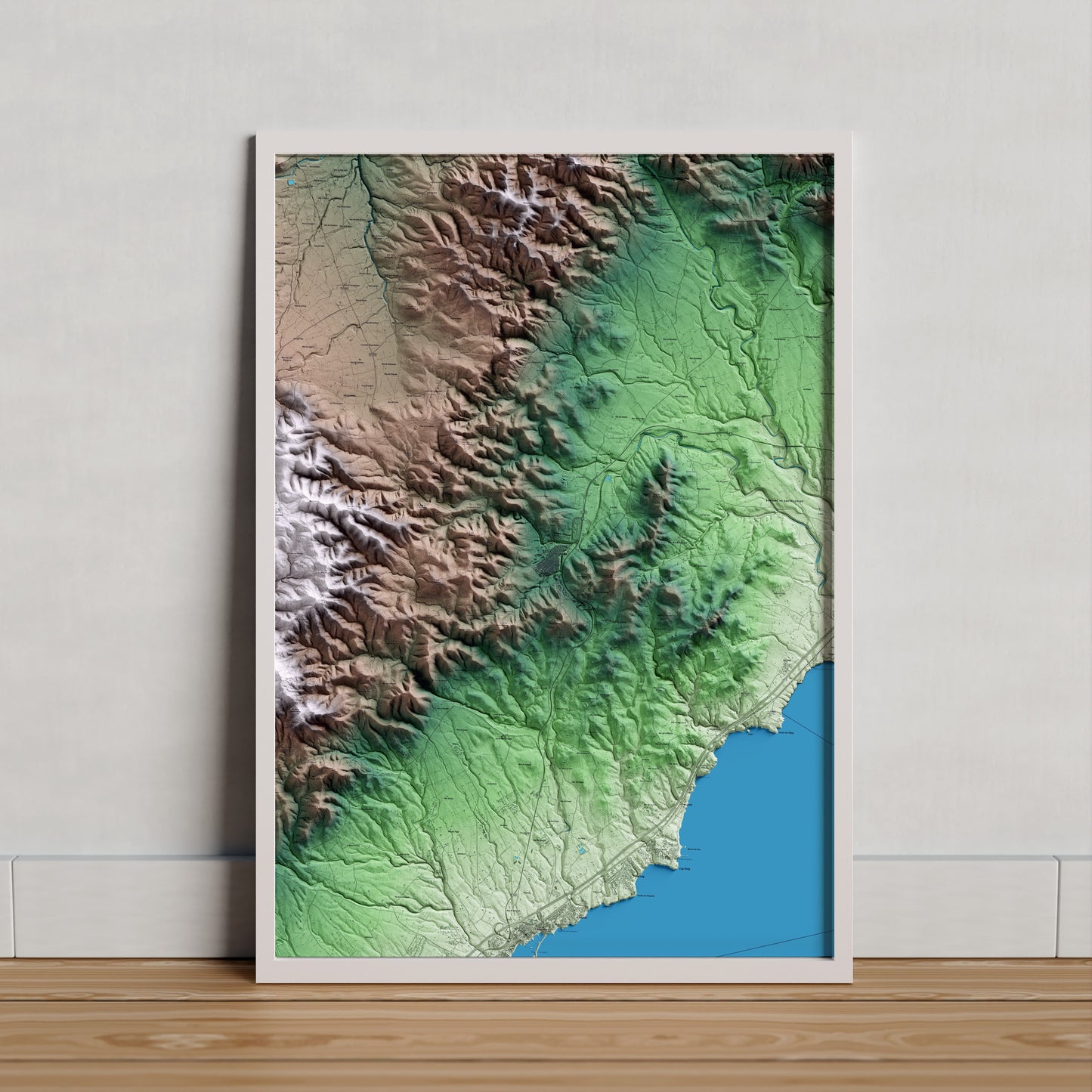 Mapa artístico del relieve del Perelló, al Baix Ebre, con 15 km de entorno y base topográfica ICGC. Presentación enmarcada.