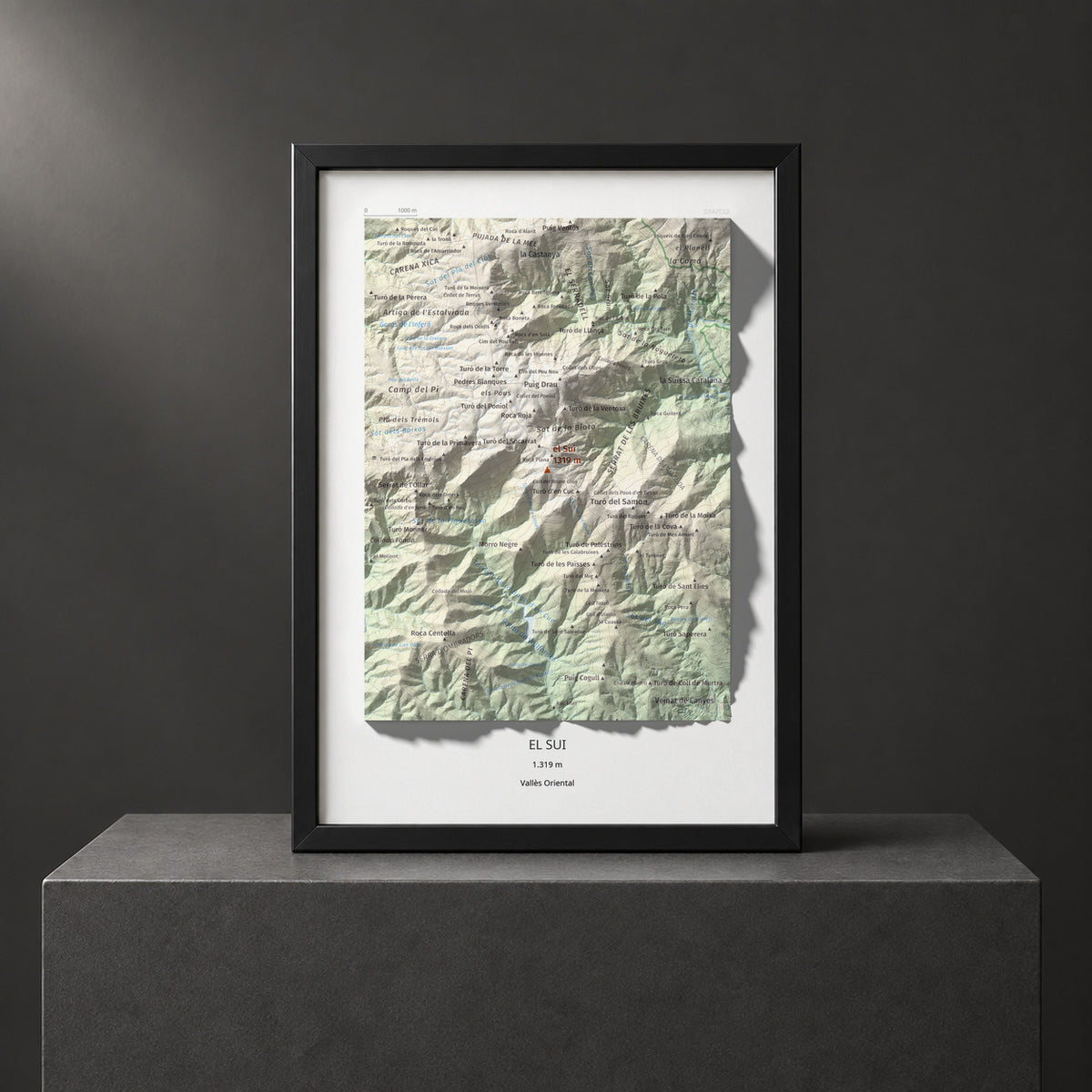 Mapa de relieve del Sui, 1319 m, Vallès Oriental, lámina 100 Cims de Trobart. Presentación enmarcada. 21 × 30 cm.