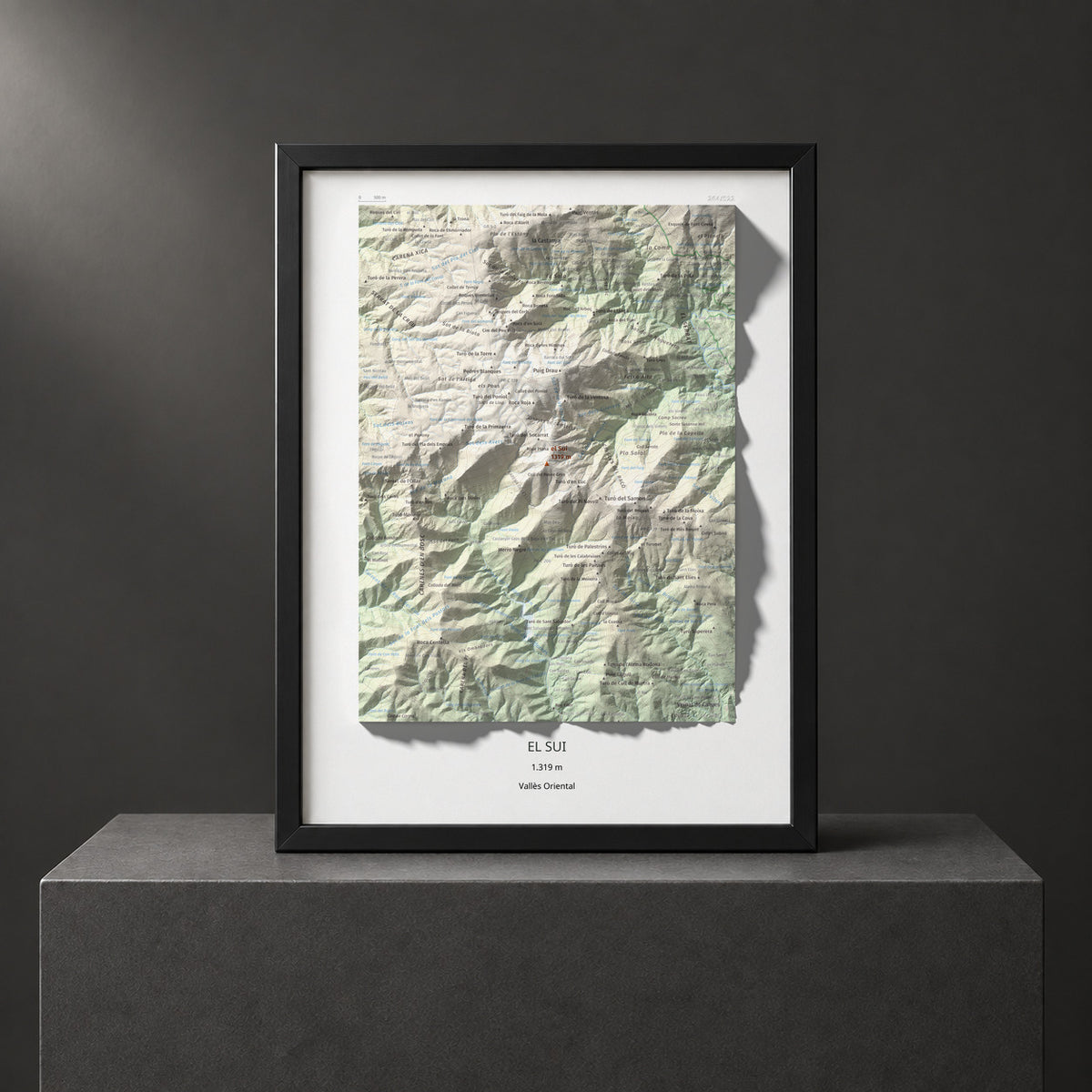 Mapa de relieve del Sui, 1319 m, Vallès Oriental, lámina 100 Cims de Trobart. Presentación enmarcada. 30 × 40 cm.