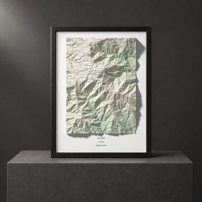 Mapa de relieve del Sui, 1319 m, Vallès Oriental, lámina 100 Cims de Trobart. Presentación enmarcada. 30 × 40 cm.