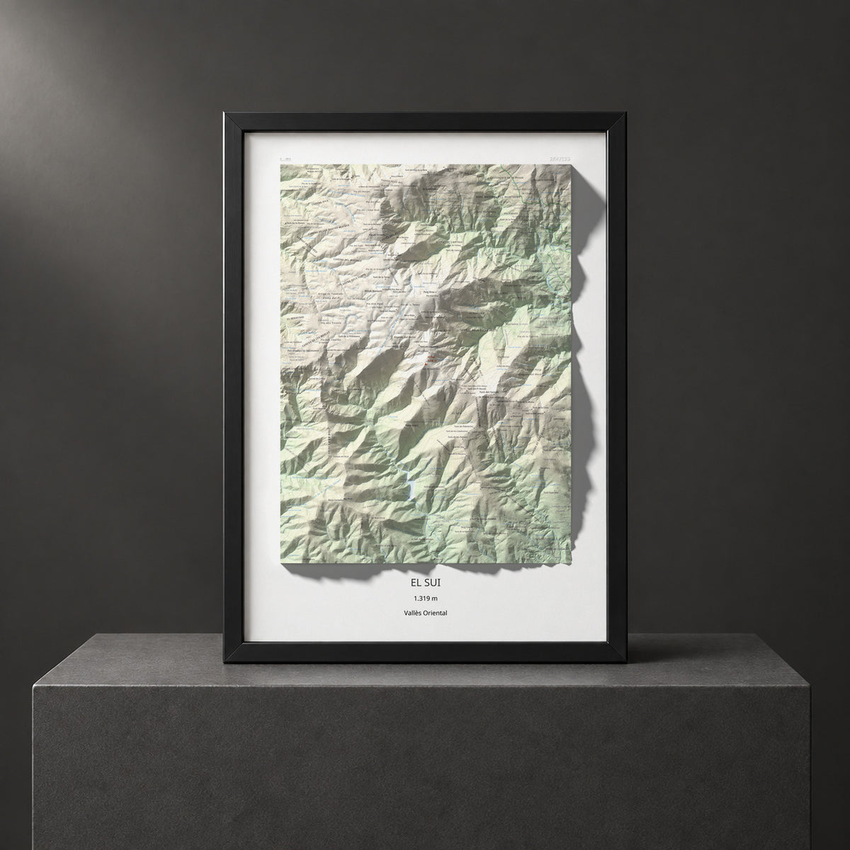 Mapa de relieve del Sui, 1319 m, Vallès Oriental, lámina 100 Cims de Trobart. Presentación enmarcada. 50 × 70 cm.