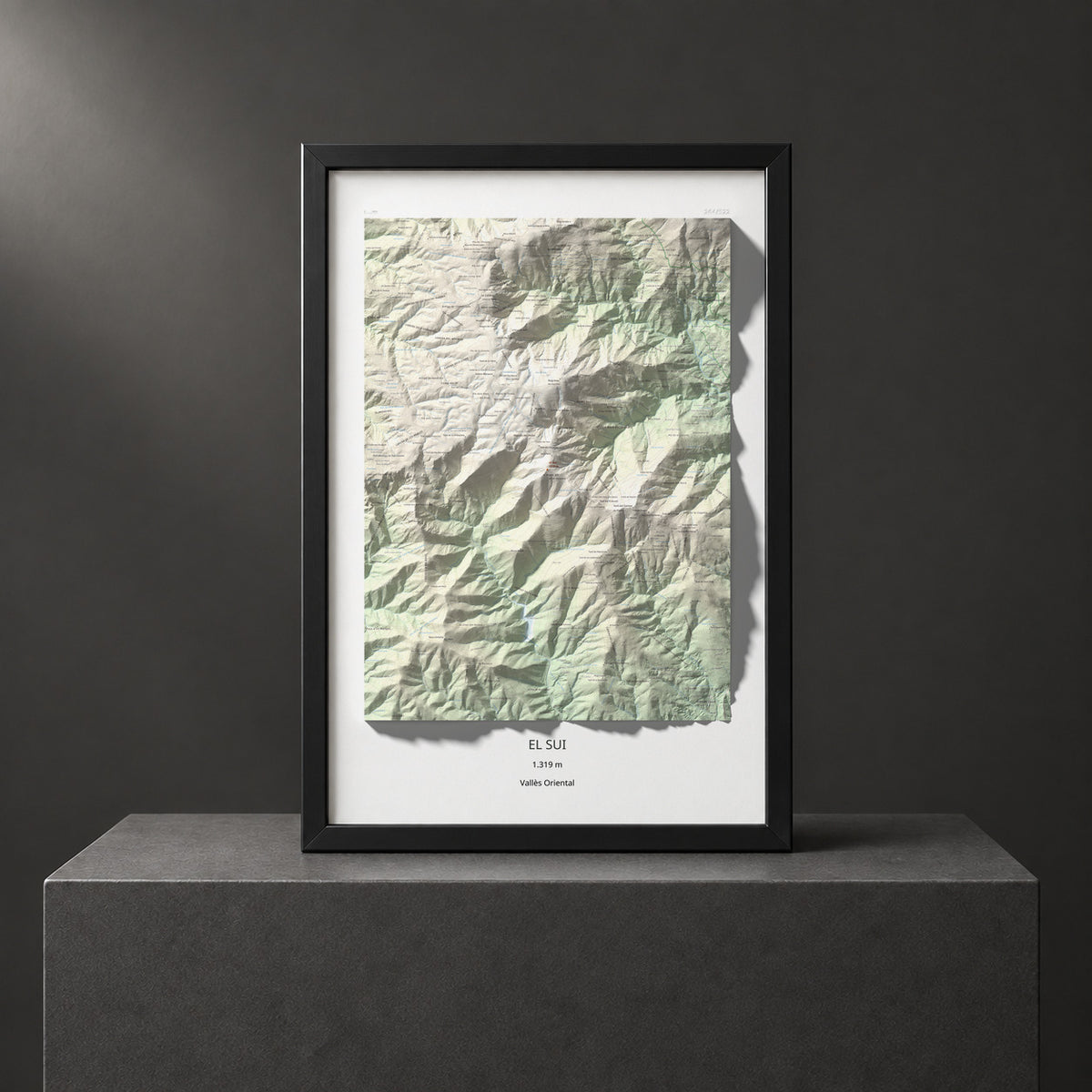 Mapa de relieve del Sui, 1319 m, Vallès Oriental, lámina 100 Cims de Trobart. Presentación enmarcada. 61 × 91 cm.