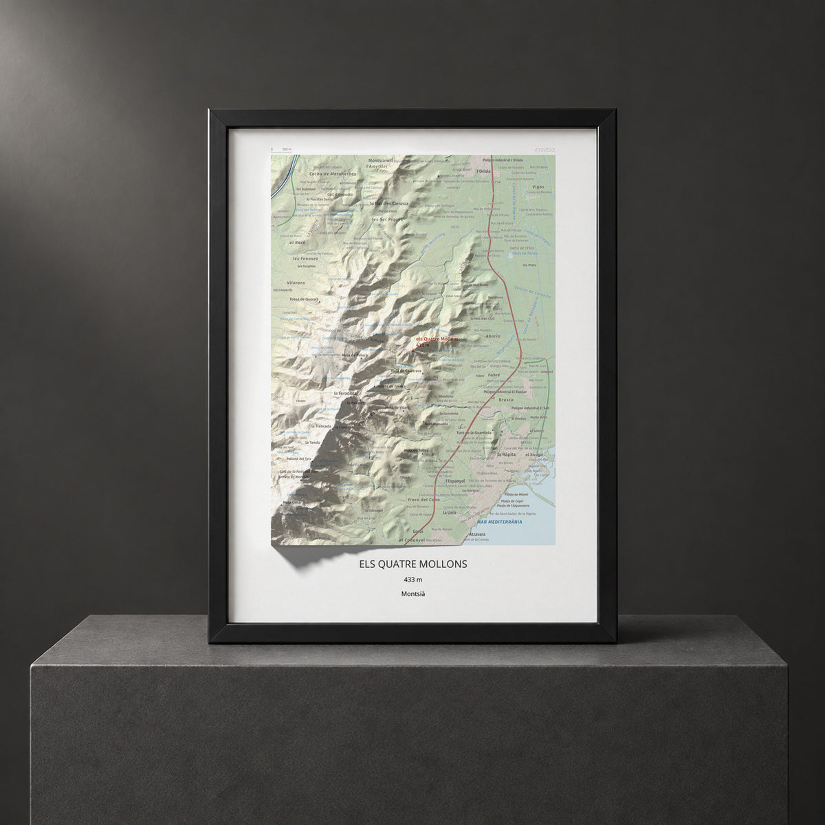 Mapa de relieve de els Quatre Mollons, 433 m, Montsià, lámina 100 Cims de Trobart. Presentación enmarcada. 30 × 40 cm.