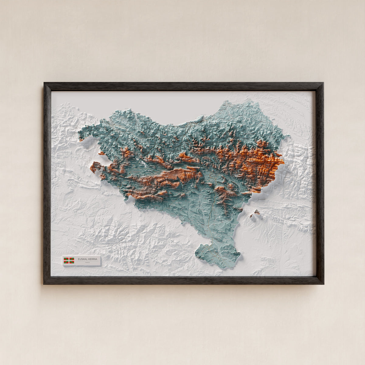 Euskal Herria, Blau i taronja, 70 × 100 cm: presentació en marc negre (marc no inclòs).