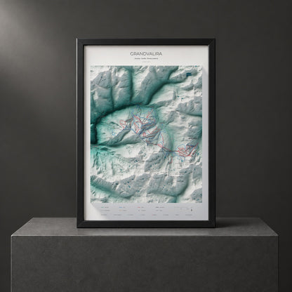 Mapa de pistas de Grandvalira · Alpina · 50 × 70 cm. Lámina enmarcada en negro sobre un pedestal.