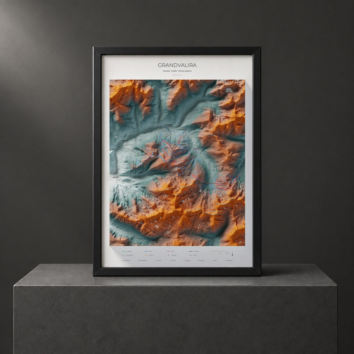 Mapa de pistas de Grandvalira · Contrastado · 50 × 70 cm. Lámina enmarcada en negro sobre un pedestal.