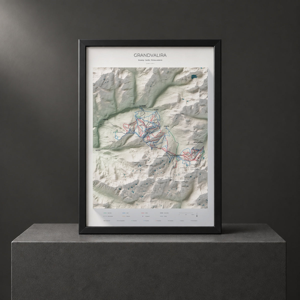 Mapa de pistas de Grandvalira · Cartográfico · 50 × 70 cm. Lámina enmarcada en negro sobre un pedestal.