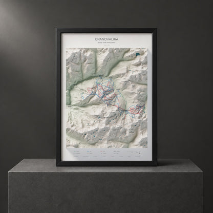 Mapa de pistas de Grandvalira · Cartográfico · 50 × 70 cm. Lámina enmarcada en negro sobre un pedestal.