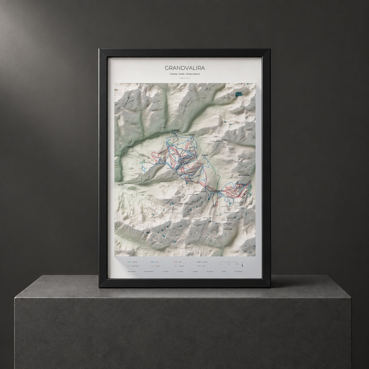Mapa de pistas de Grandvalira · Cartográfico · 70 × 100 cm. Lámina enmarcada en negro sobre un pedestal.