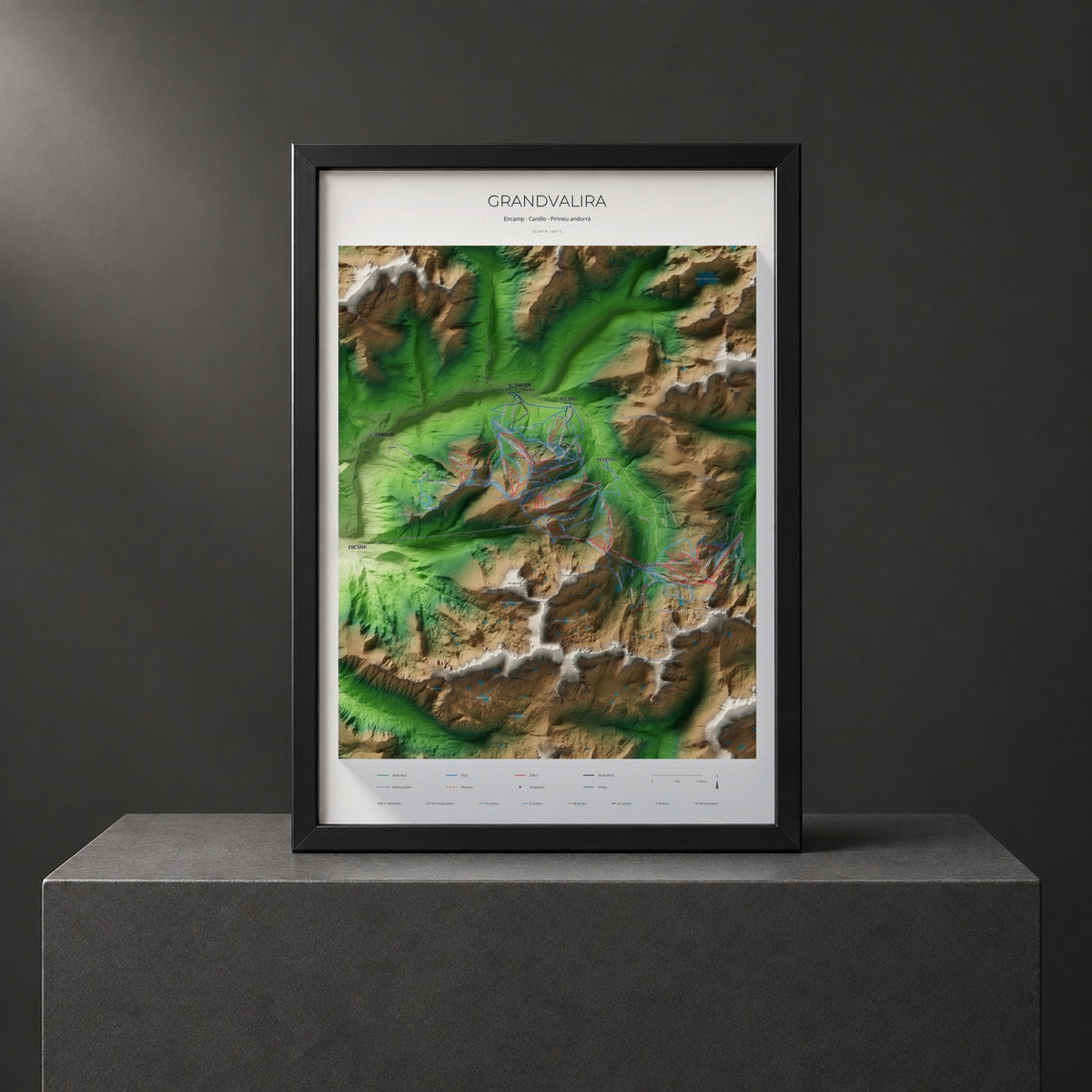 Mapa de pistas de Grandvalira · Clásico · 70 × 100 cm. Lámina enmarcada en negro sobre un pedestal.