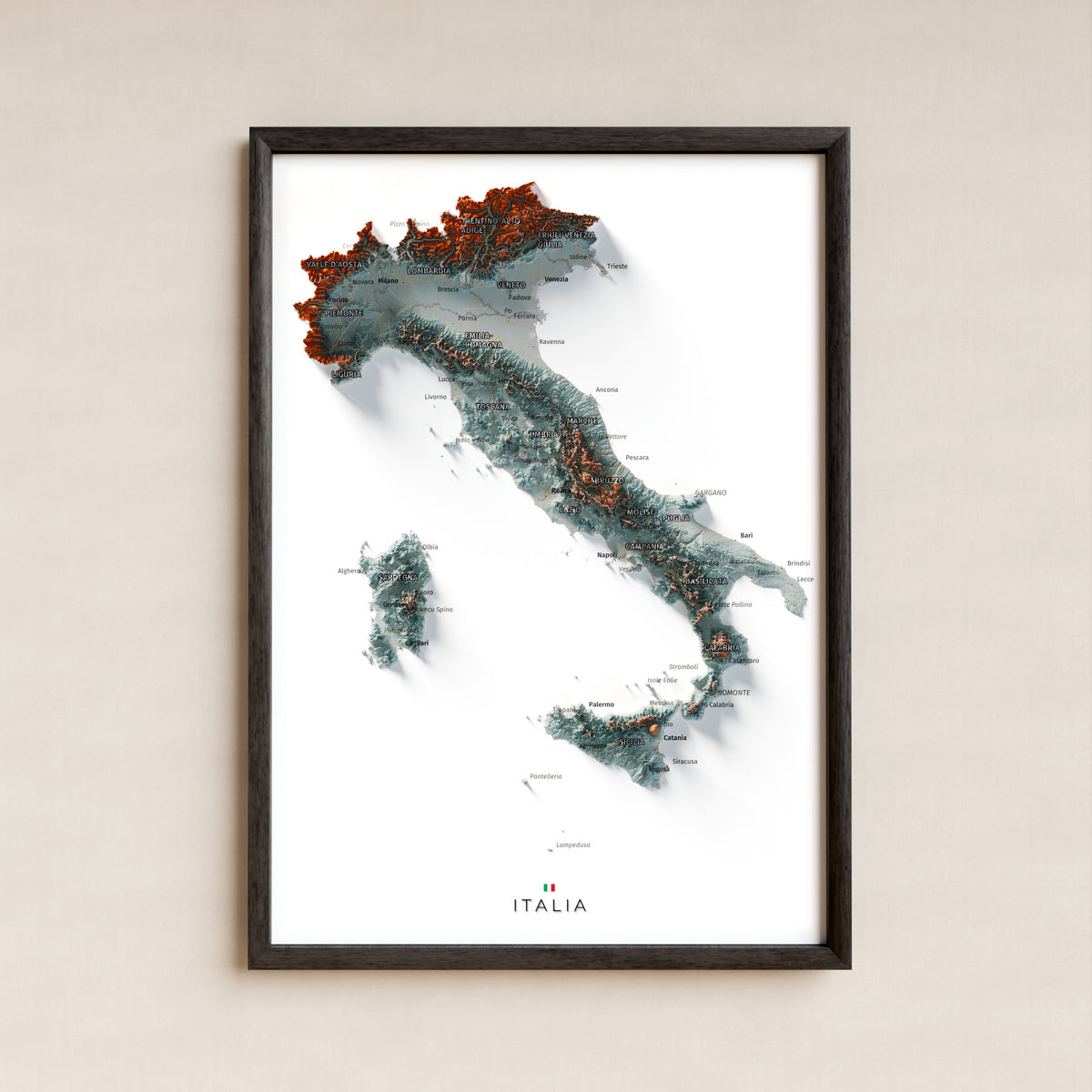 Mapa minimalista del relleu d’Itàlia per regions en estil Blau i taronja. La làmina completa en un marc negre a la paret. 21 × 30 cm.