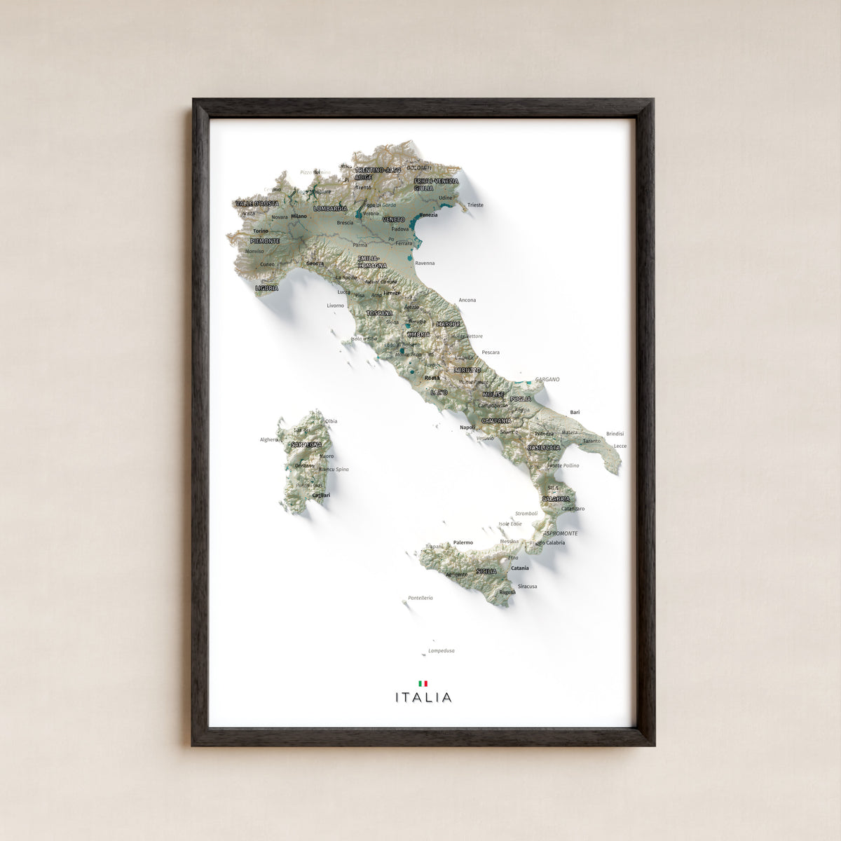 Mapa minimalista del relleu d’Itàlia per regions en estil Cartogràfic. La làmina completa en un marc negre a la paret. 21 × 30 cm.