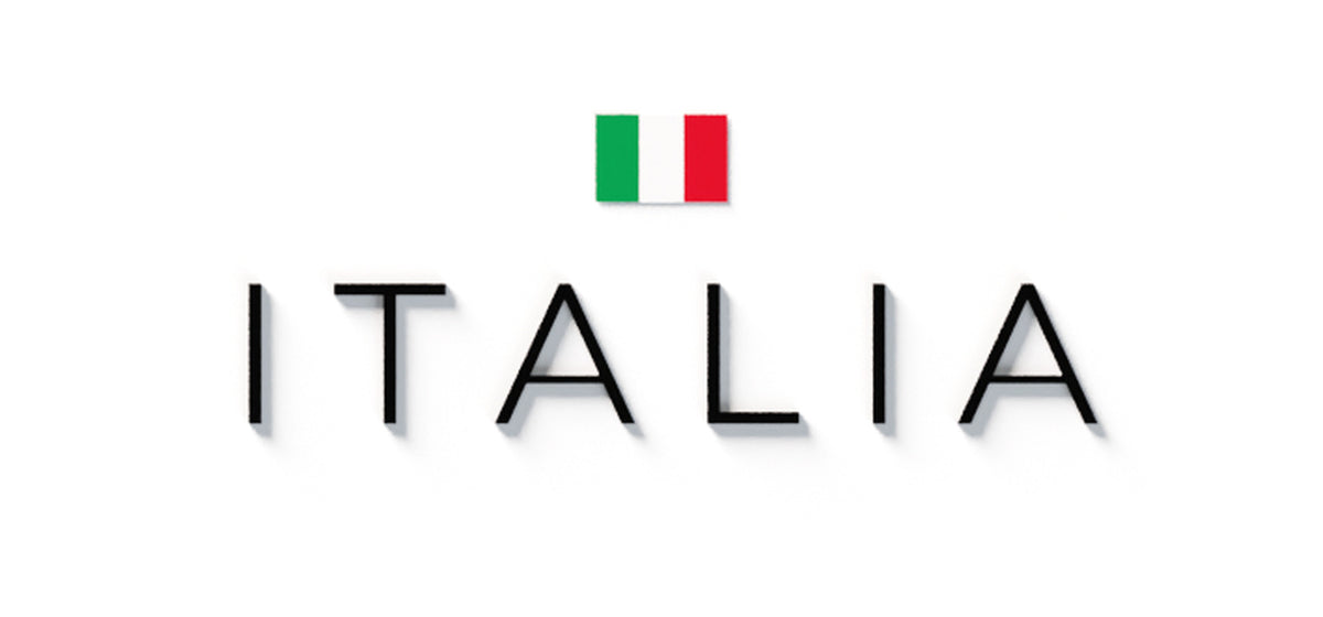 Mapa minimalista del relleu d’Itàlia per regions en estil Cartogràfic. Detall del títol ITALIA centrat sota la bandera, amb efecte de volum sobre el pla blanc. 30 × 40 cm.