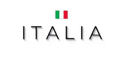 Mapa minimalista del relleu d’Itàlia per regions en estil Cartogràfic. Detall del títol ITALIA centrat sota la bandera, amb efecte de volum sobre el pla blanc. 30 × 40 cm.