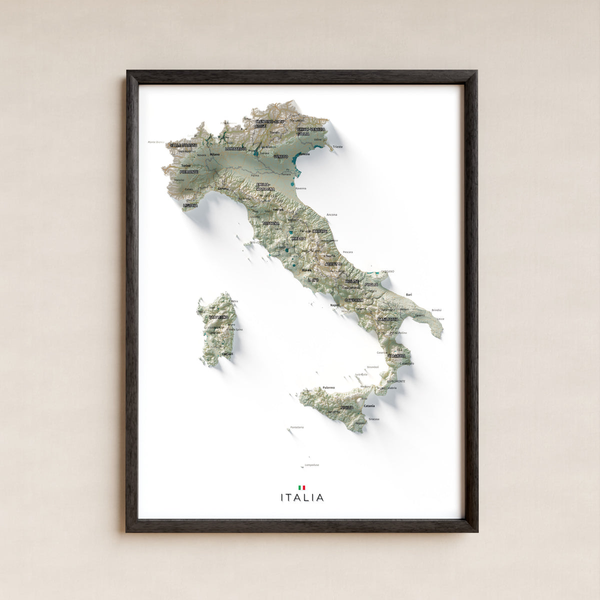 Mapa minimalista del relleu d’Itàlia per regions en estil Cartogràfic. La làmina completa en un marc negre a la paret. 30 × 40 cm.
