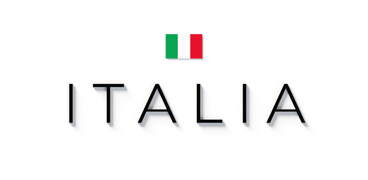 Mapa minimalista del relleu d’Itàlia per regions en estil Cartogràfic. Detall del títol ITALIA centrat sota la bandera, amb efecte de volum sobre el pla blanc. 50 × 70 cm.