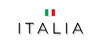 Mapa minimalista del relleu d’Itàlia per regions en estil Cartogràfic. Detall del títol ITALIA centrat sota la bandera, amb efecte de volum sobre el pla blanc. 50 × 70 cm.