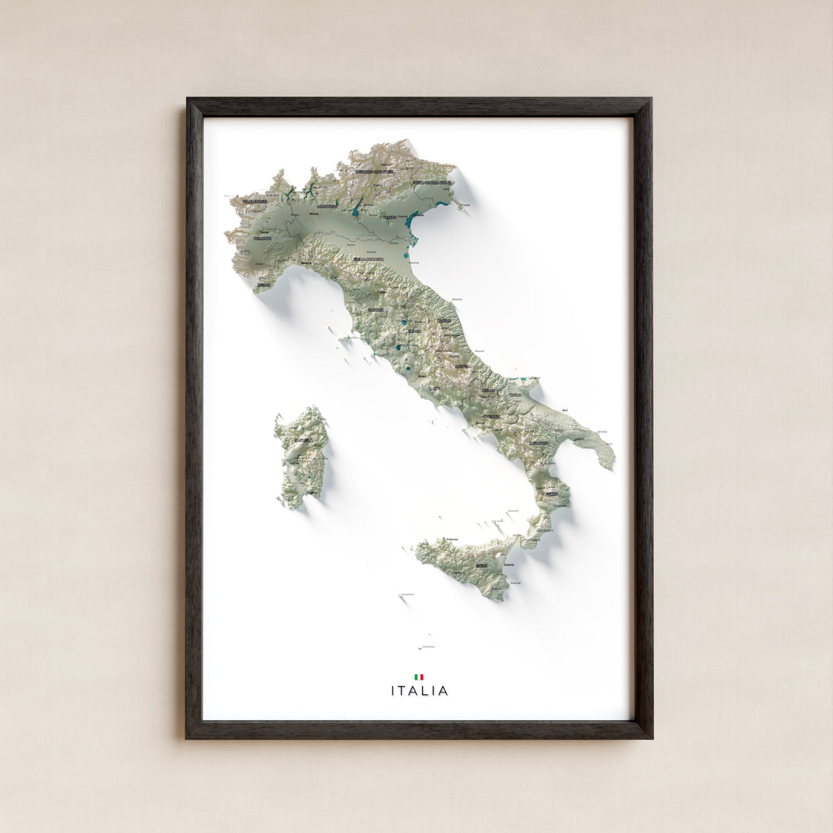 Mapa minimalista del relleu d’Itàlia per regions en estil Cartogràfic. La làmina completa en un marc negre a la paret. 50 × 70 cm.