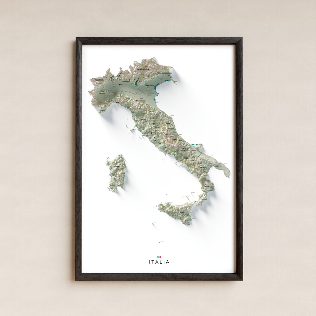 Mapa minimalista del relleu d’Itàlia per regions en estil Cartogràfic. La làmina completa en un marc negre a la paret. 61 × 91 cm.