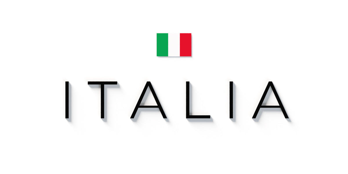 Mapa minimalista del relleu d’Itàlia per regions en estil Cartogràfic. Detall del títol ITALIA centrat sota la bandera, amb efecte de volum sobre el pla blanc. 70 × 100 cm.