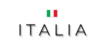 Mapa minimalista del relleu d’Itàlia per regions en estil Cartogràfic. Detall del títol ITALIA centrat sota la bandera, amb efecte de volum sobre el pla blanc. 70 × 100 cm.