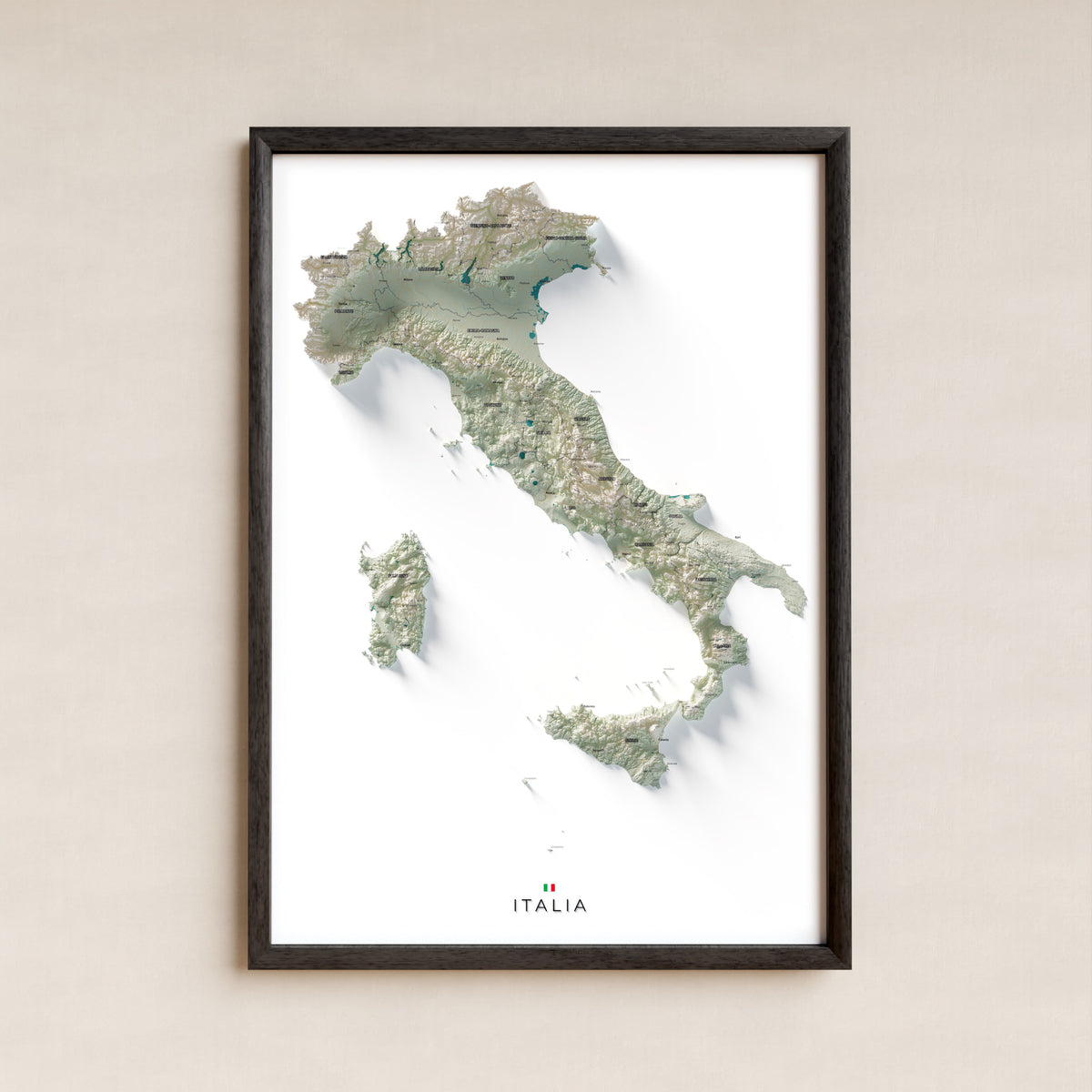 Mapa minimalista del relleu d’Itàlia per regions en estil Cartogràfic. La làmina completa en un marc negre a la paret. 70 × 100 cm.