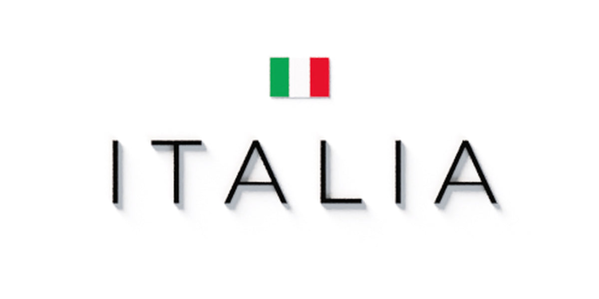 Mapa minimalista del relleu d’Itàlia per regions en estil Clàssic. Detall del títol ITALIA centrat sota la bandera, amb efecte de volum sobre el pla blanc. 21 × 30 cm.