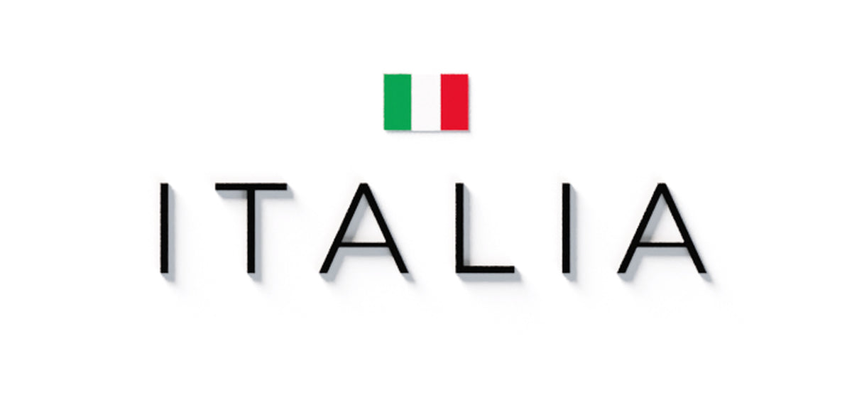 Mapa minimalista del relleu d’Itàlia per regions en estil Clàssic. Detall del títol ITALIA centrat sota la bandera, amb efecte de volum sobre el pla blanc. 30 × 40 cm.