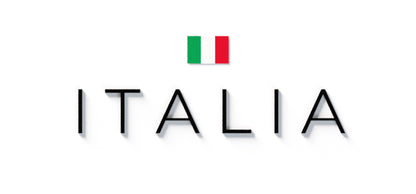 Mapa minimalista del relleu d’Itàlia per regions en estil Clàssic. Detall del títol ITALIA centrat sota la bandera, amb efecte de volum sobre el pla blanc. 30 × 40 cm.