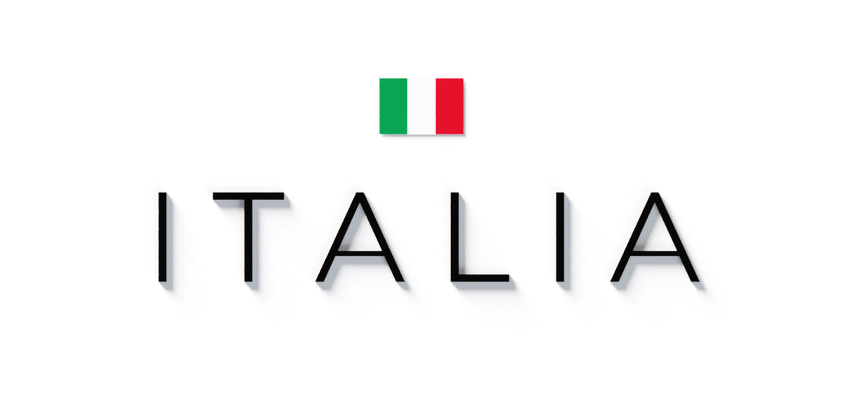Mapa minimalista del relleu d’Itàlia per regions en estil Clàssic. Detall del títol ITALIA centrat sota la bandera, amb efecte de volum sobre el pla blanc. 50 × 70 cm.
