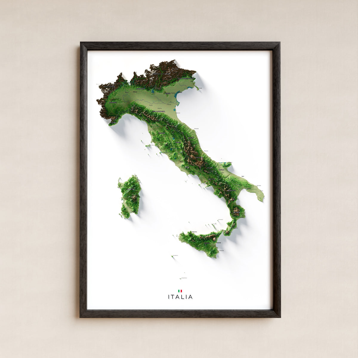 Mapa minimalista del relleu d’Itàlia per regions en estil Clàssic. La làmina completa en un marc negre a la paret. 50 × 70 cm.