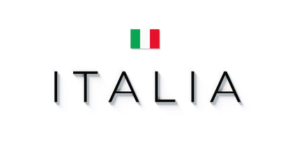 Mapa minimalista del relleu d’Itàlia per regions en estil Clàssic. Detall del títol ITALIA centrat sota la bandera, amb efecte de volum sobre el pla blanc. 61 × 91 cm.