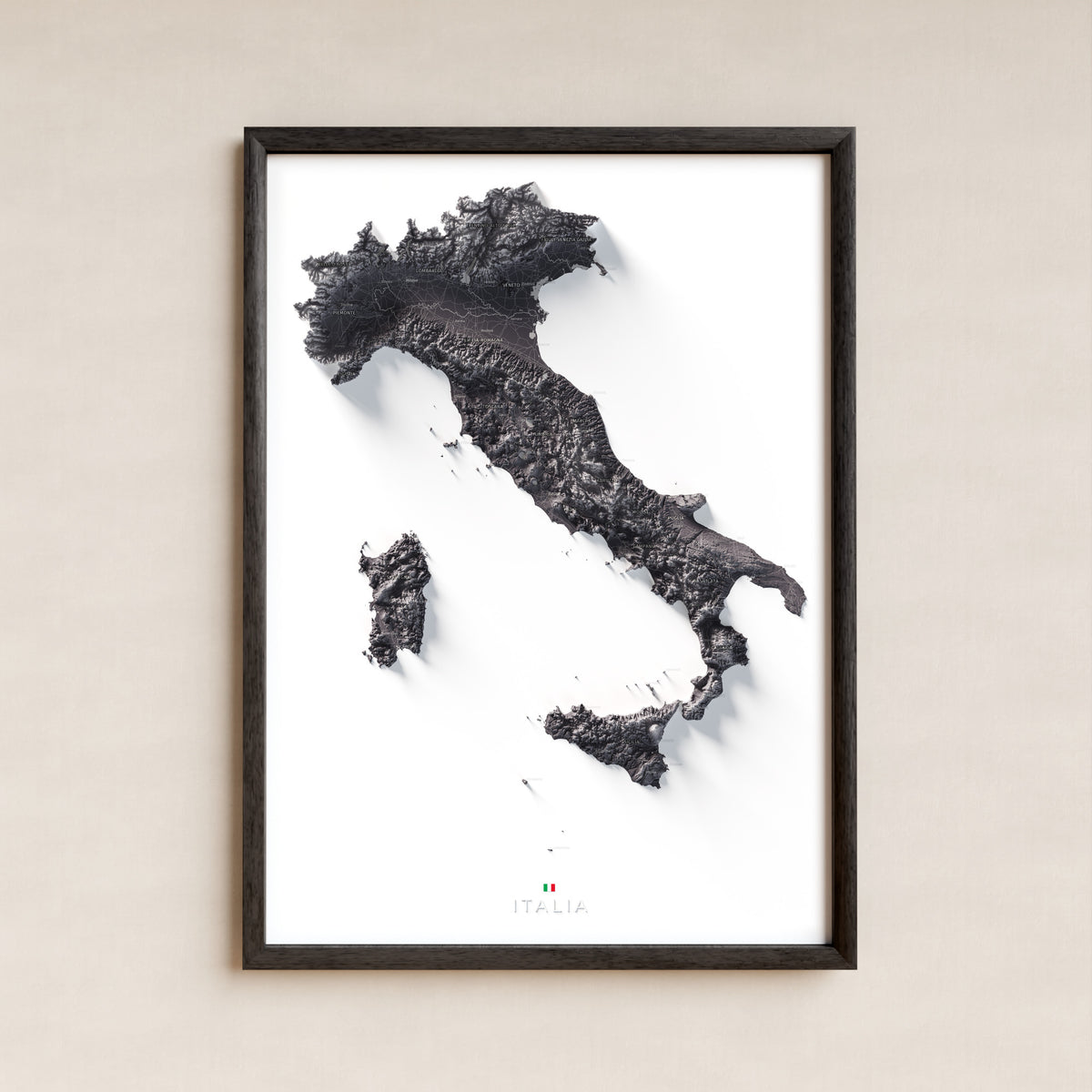 Mapa minimalista del relleu d’Itàlia per regions en estil Gris lavanda. La làmina completa en un marc negre a la paret. 50 × 70 cm.
