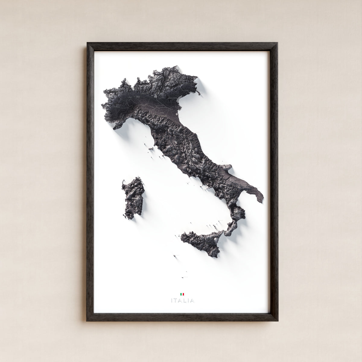 Mapa minimalista del relleu d’Itàlia per regions en estil Gris lavanda. La làmina completa en un marc negre a la paret. 61 × 91 cm.