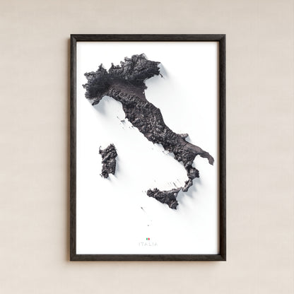 Mapa minimalista del relleu d’Itàlia per regions en estil Gris lavanda. La làmina completa en un marc negre a la paret. 61 × 91 cm.