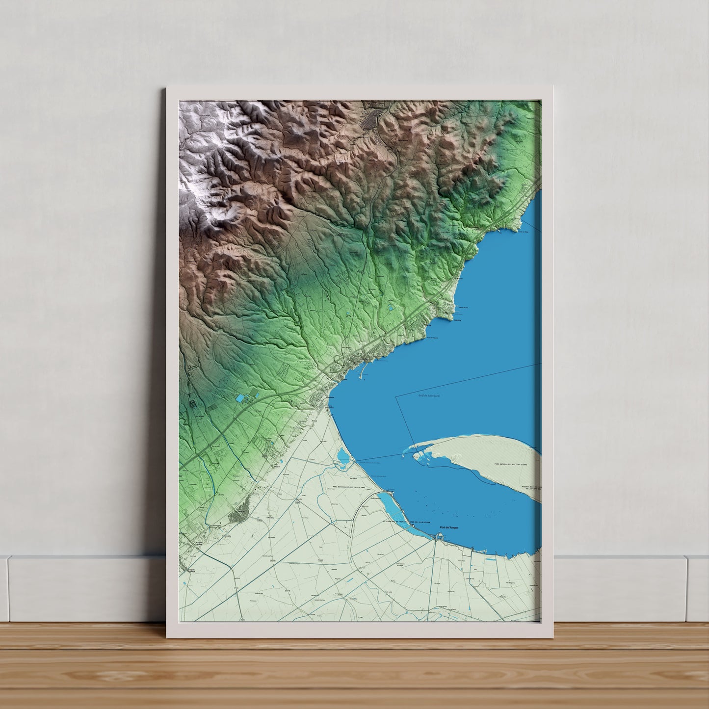 Mapa artístico del relieve de l'Ampolla, al Baix Ebre, con 15 km de entorno y base topográfica ICGC. Presentación enmarcada.