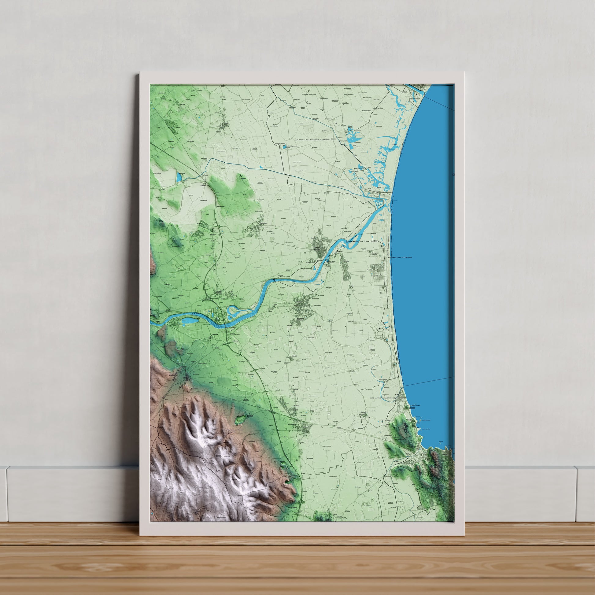 Mapa artístico del relieve de l'Armentera, a la Alt Empordà, con 15 km de entorno y base topográfica ICGC. Presentación enmarcada.