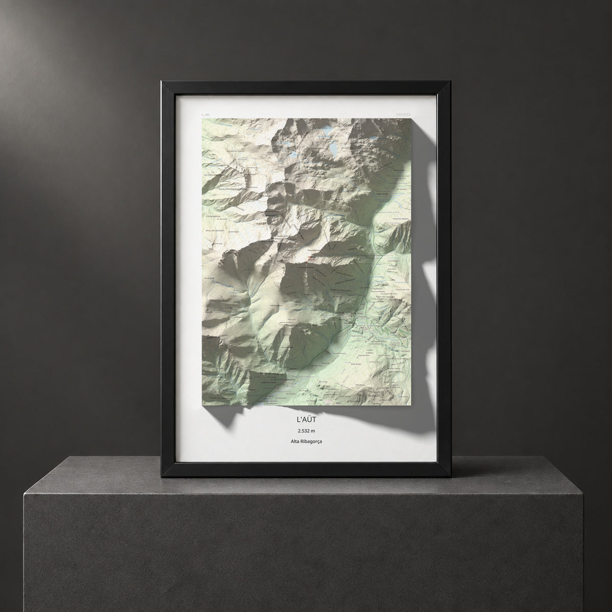 Mapa de relieve de l'Aüt, 2532 m, Alta Ribagorça, lámina 100 Cims de Trobart. Presentación enmarcada. 50 × 70 cm.
