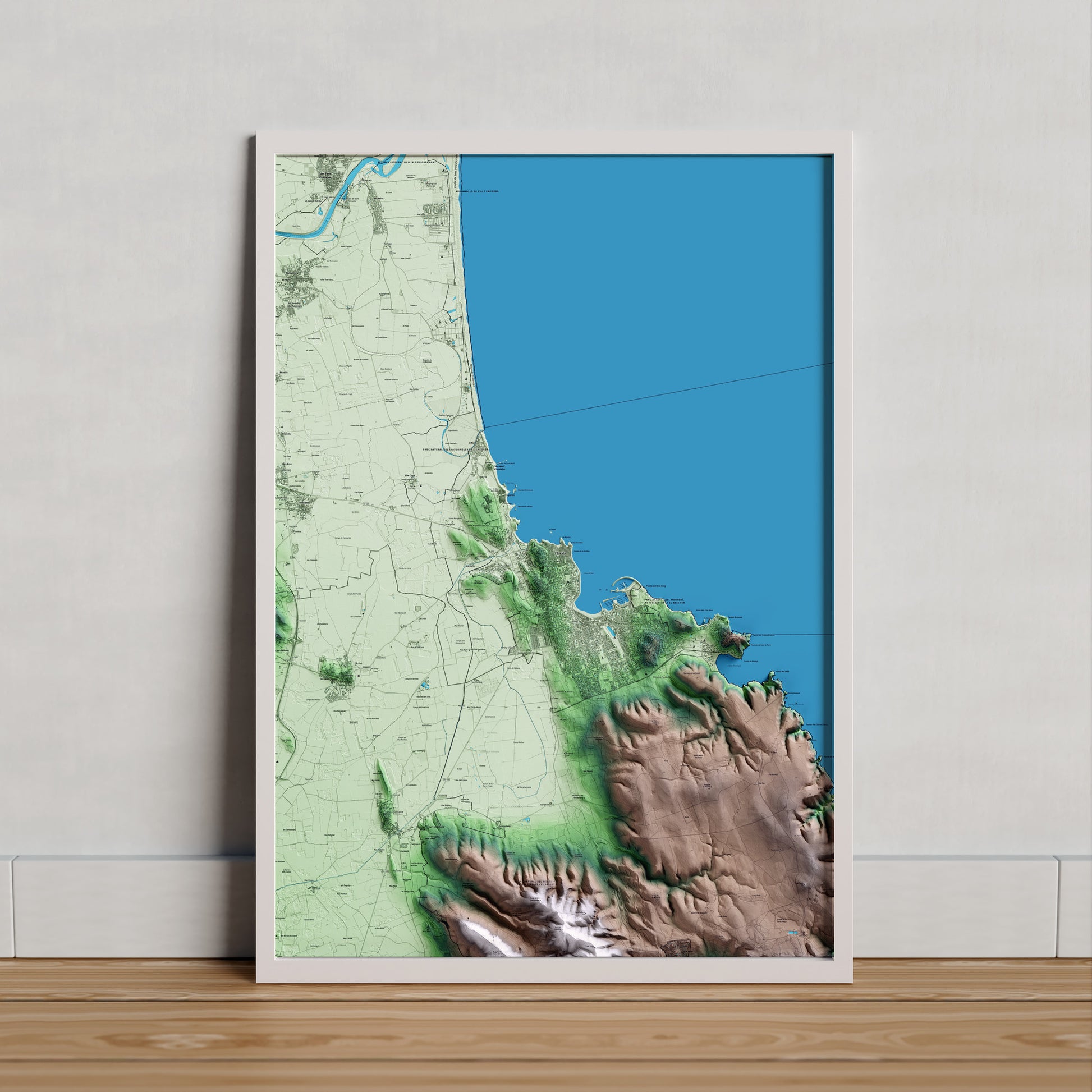 Mapa artístico del relieve de l'Escala, a la Alt Empordà, con 15 km de entorno y base topográfica ICGC. Presentación enmarcada.