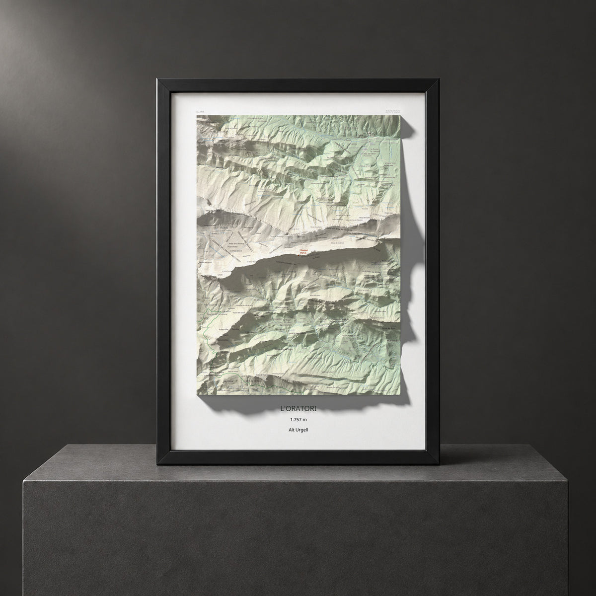 Mapa de relieve de l'Oratori, 1757 m, Alt Urgell, lámina 100 Cims de Trobart. Presentación enmarcada. 50 × 70 cm.