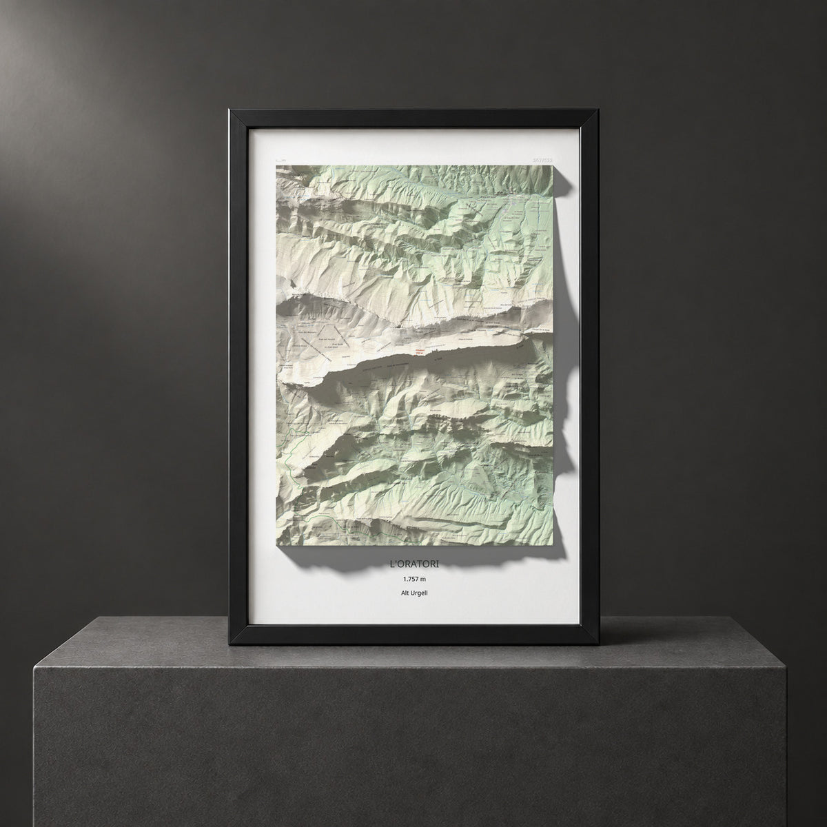 Mapa de relieve de l'Oratori, 1757 m, Alt Urgell, lámina 100 Cims de Trobart. Presentación enmarcada. 61 × 91 cm.