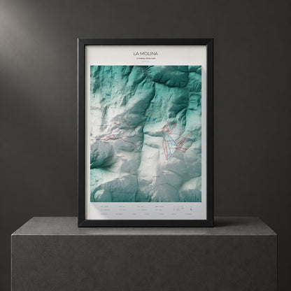 Mapa de pistes de La Molina · Alpina · 70 × 100 cm. Làmina emmarcada en negre sobre un pedestal.