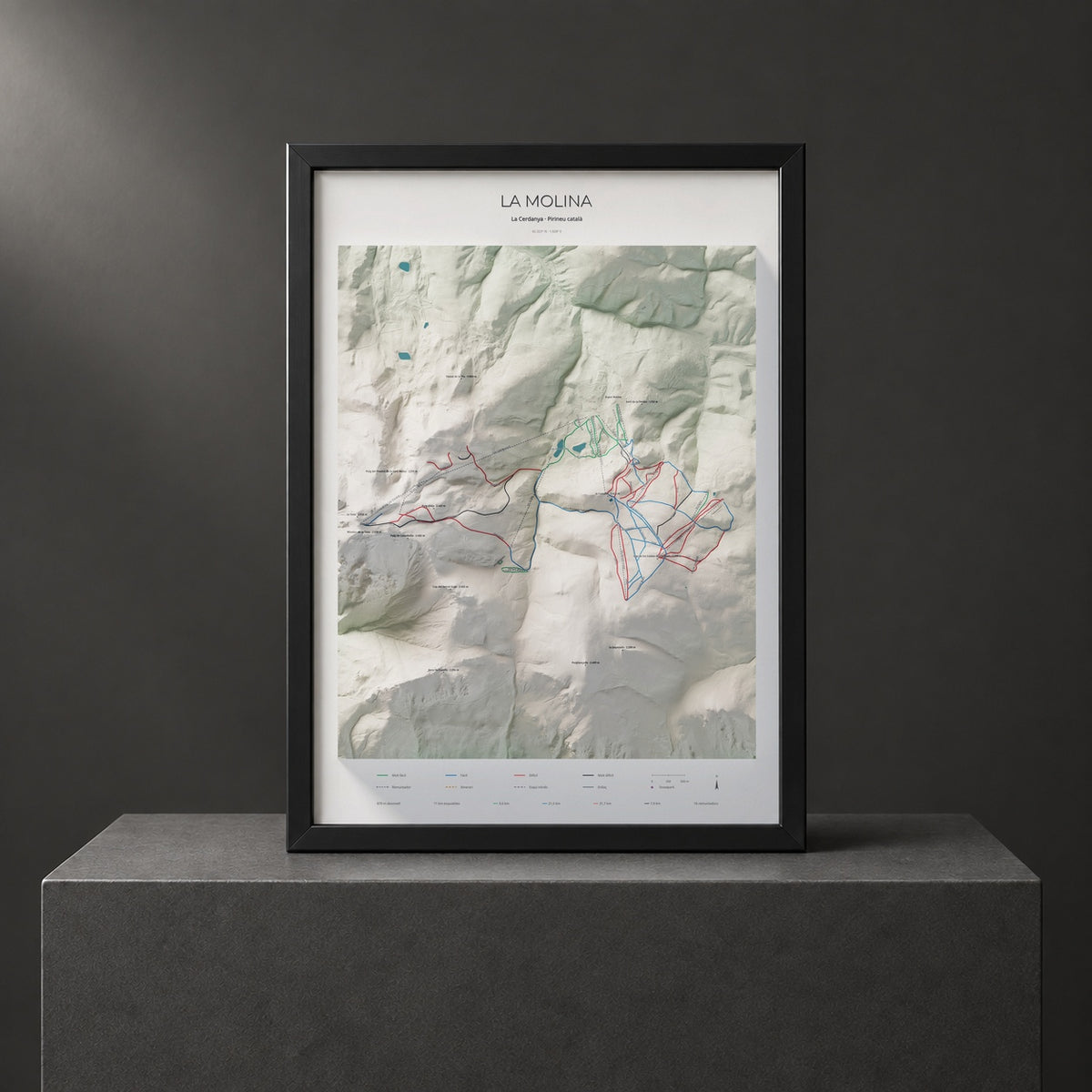 Mapa de pistes de La Molina · Cartogràfic · 50 × 70 cm. Làmina emmarcada en negre sobre un pedestal.