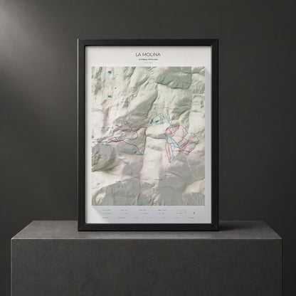Mapa de pistes de La Molina · Cartogràfic · 50 × 70 cm. Làmina emmarcada en negre sobre un pedestal.