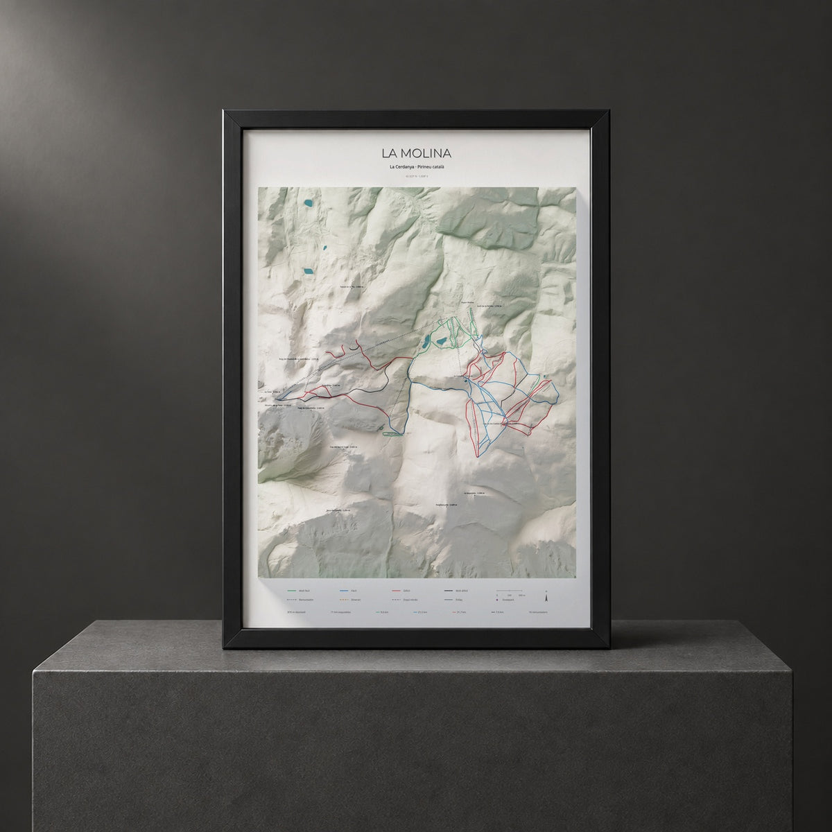 Mapa de pistes de La Molina · Cartogràfic · 70 × 100 cm. Làmina emmarcada en negre sobre un pedestal.