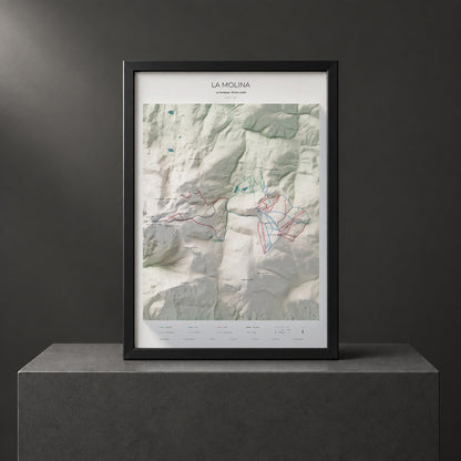 Mapa de pistes de La Molina · Cartogràfic · 70 × 100 cm. Làmina emmarcada en negre sobre un pedestal.