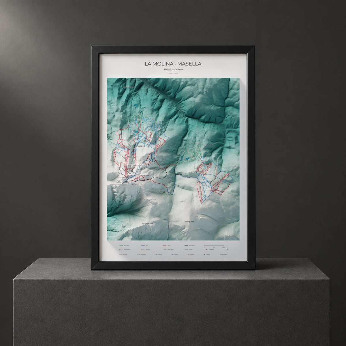 Mapa de pistes de La Molina · Masella · Alpina · 50 × 70 cm. Làmina emmarcada en negre sobre un pedestal.